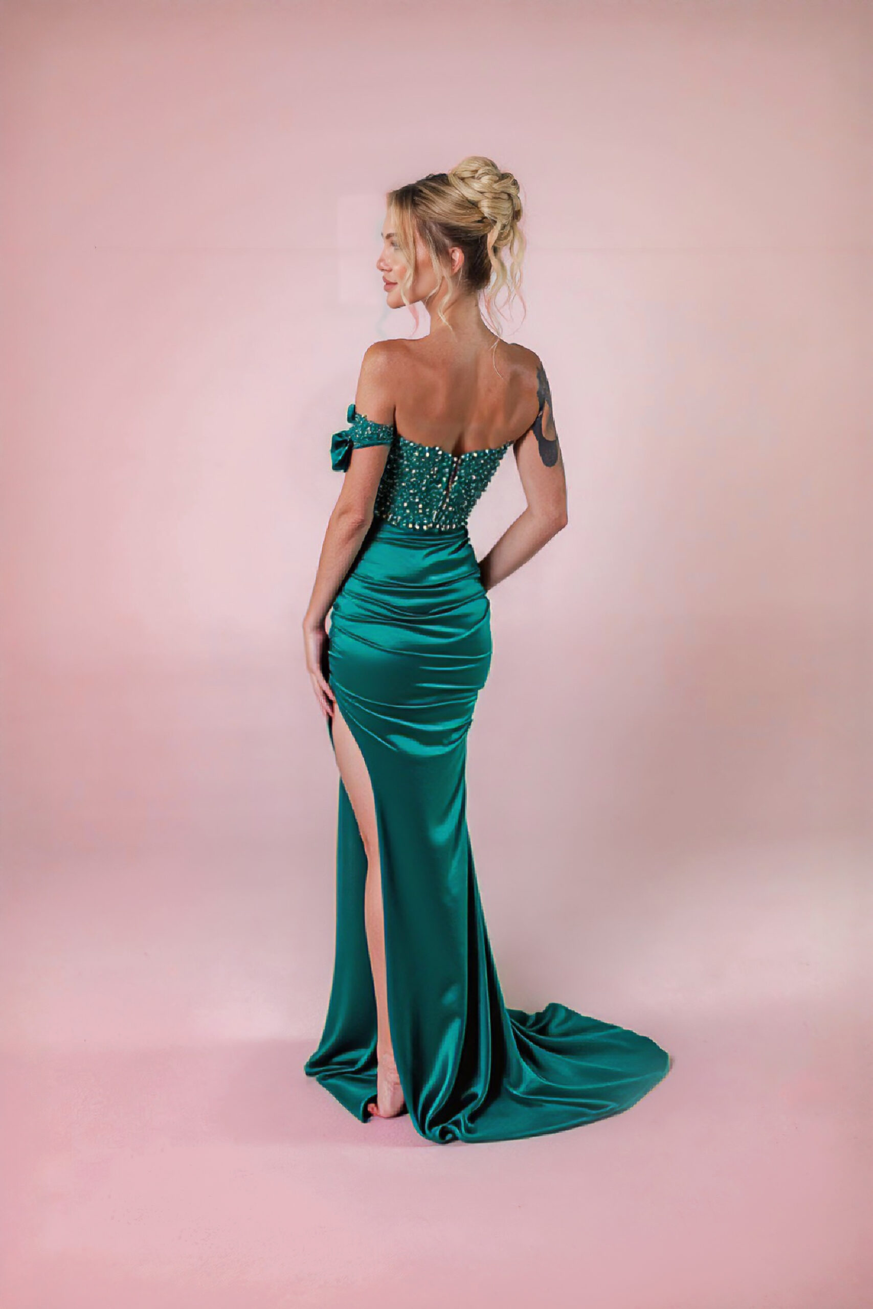 Andrea Stanic Couture - Elegant Dress sophisticated green evening gown from Andrea Stanic's, featuring a sleek silhouette.